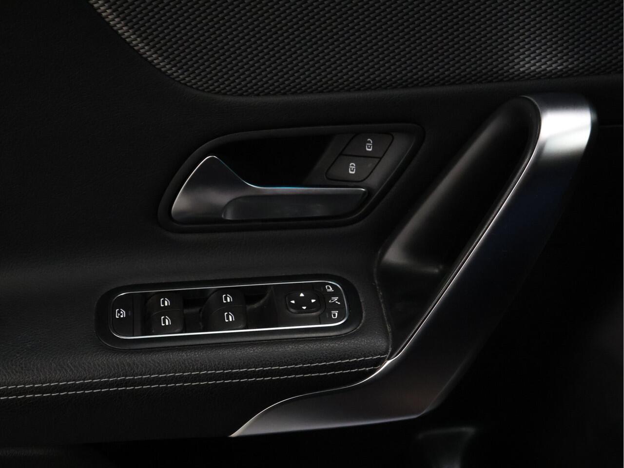 Mercedes-Benz CLA-KLASSE Shooting Brake 180 Luxury Line *WEEKAANBIEDING*[CAMERA, SFEERVERLICHTING, LEDER, STOELVERWARMING, ELEKTRISCHE ACHTERKLEP, NIEUWSTAAT]