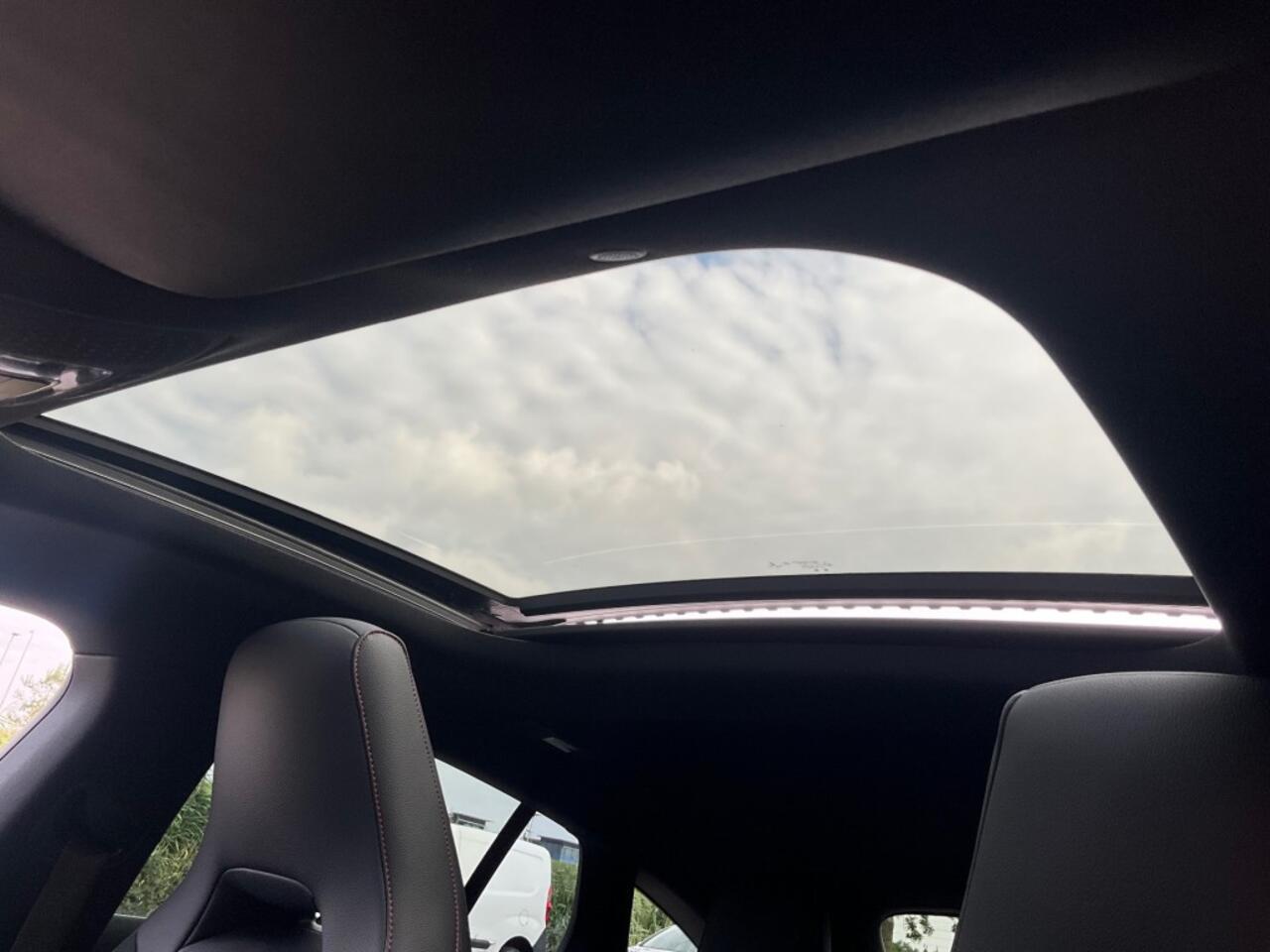 Mercedes-Benz CLA-KLASSE CLA 200 AUT. 163PK AMG-PAKKET PANO-DAK SFEERVERLICHTING CAMERA AIRCO LMV PDC