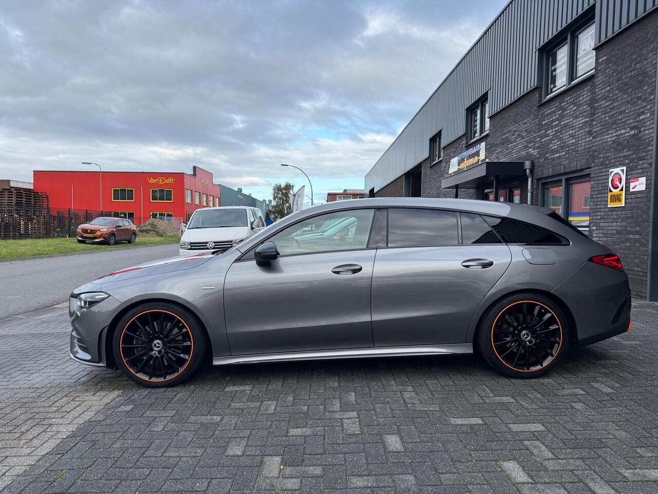 Mercedes-Benz CLA-KLASSE Shooting Brake 200 Premium Plus | 1E EIGENAAR | 12MND GARANTIE | ORANGE EDITION | PANO | CARPLAY | SFEERVERLICHTING | DASHCAM | AUTOMAAT | LED | AFSTANDSPILOT PLUS |