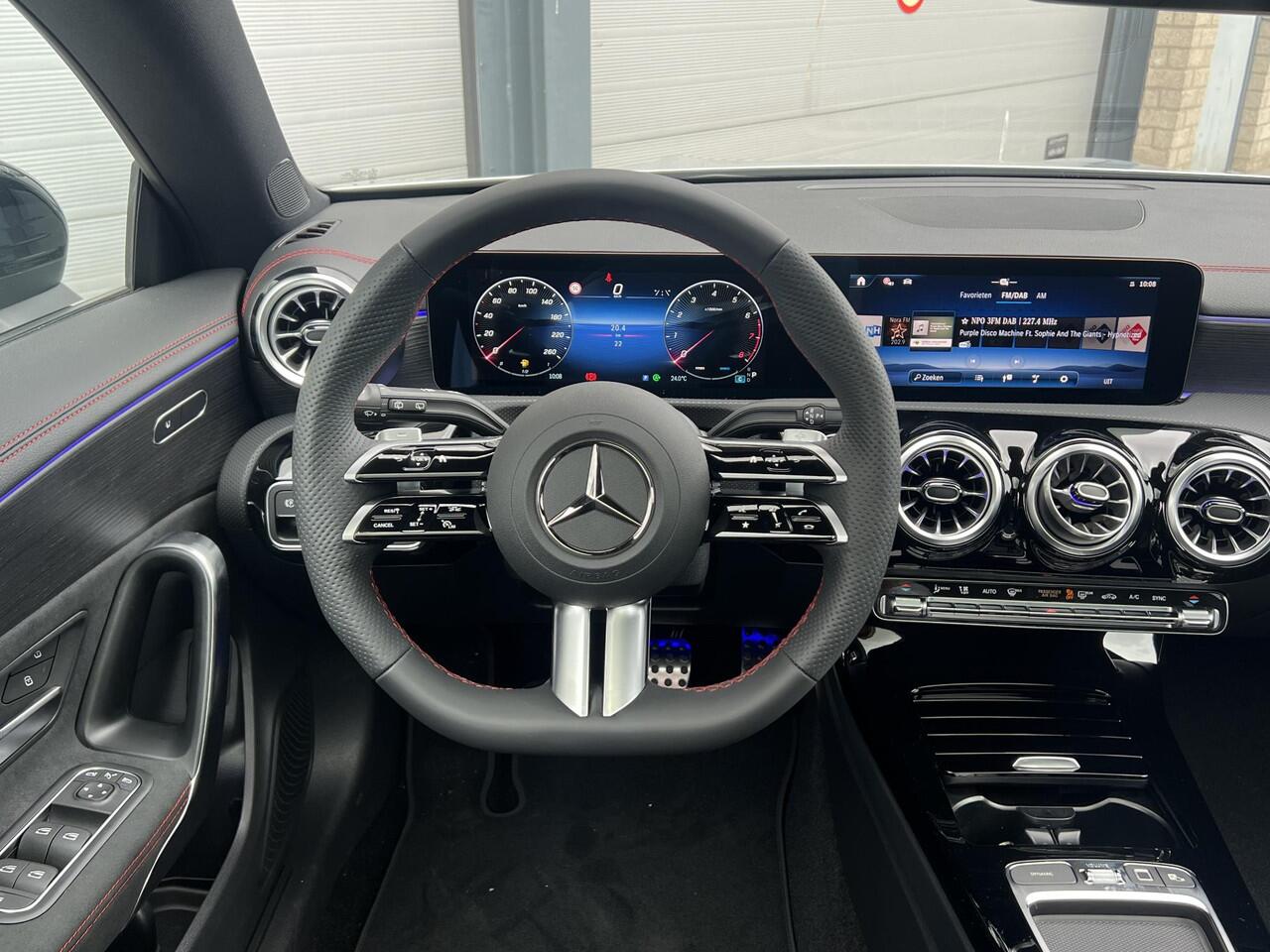 Mercedes-Benz CLA-KLASSE Shooting Brake 180 Star Edition AMG LIMITED | Night Pakket | Panoramadak | Trekhaak | Apple CarPlay | Android Auto | Sfeerverlichting | Stoelverwarming | Achteruitrijcamera | Parkeersensoren | Elektrisch inklapbare buitenspiegels