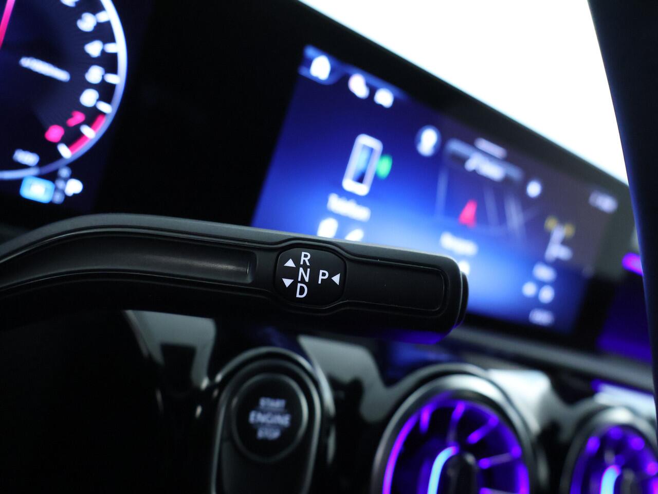 Mercedes-Benz CLA-KLASSE 250 e Star Edition | AMG Line | Night Pakket | Panoramadak | Led koplampen . Inclusief 24 maanden MB Certified garantie voor Europa.