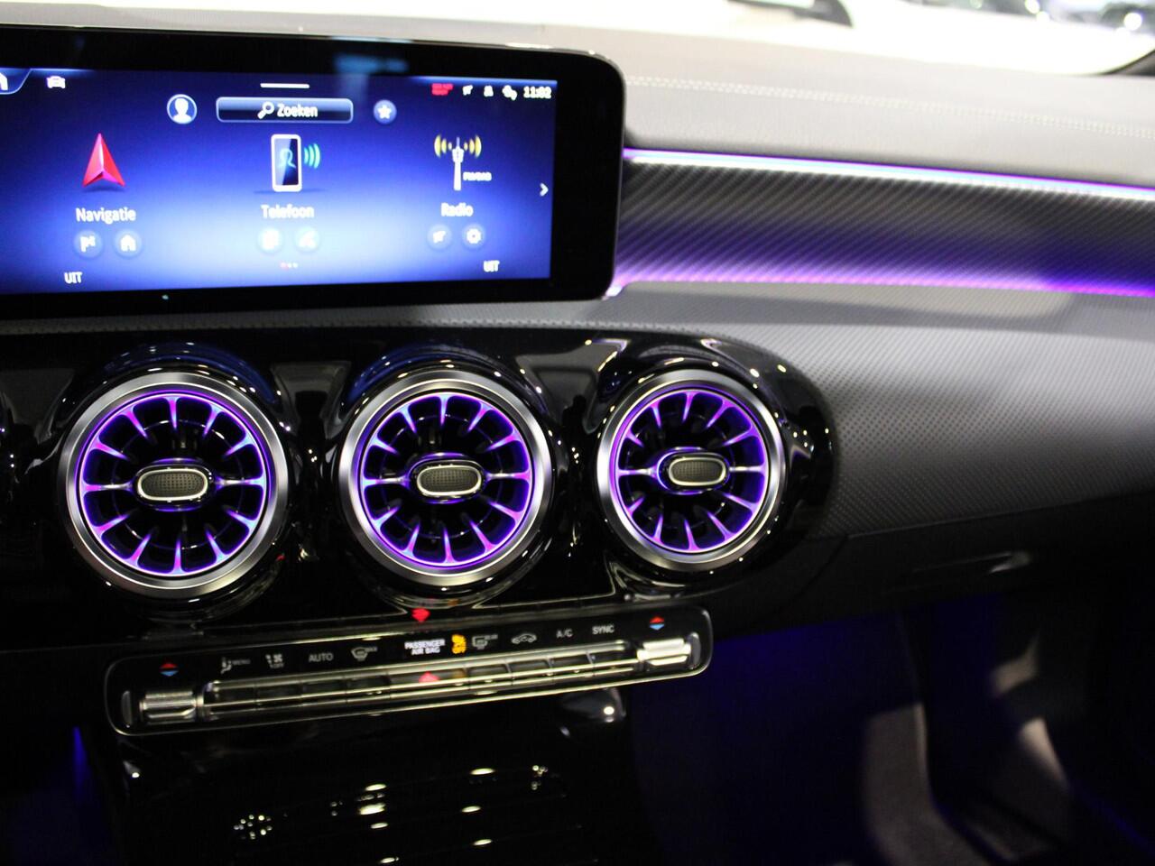 Mercedes-Benz CLA-KLASSE Shooting Brake 200 Luxury Line Panorama dak