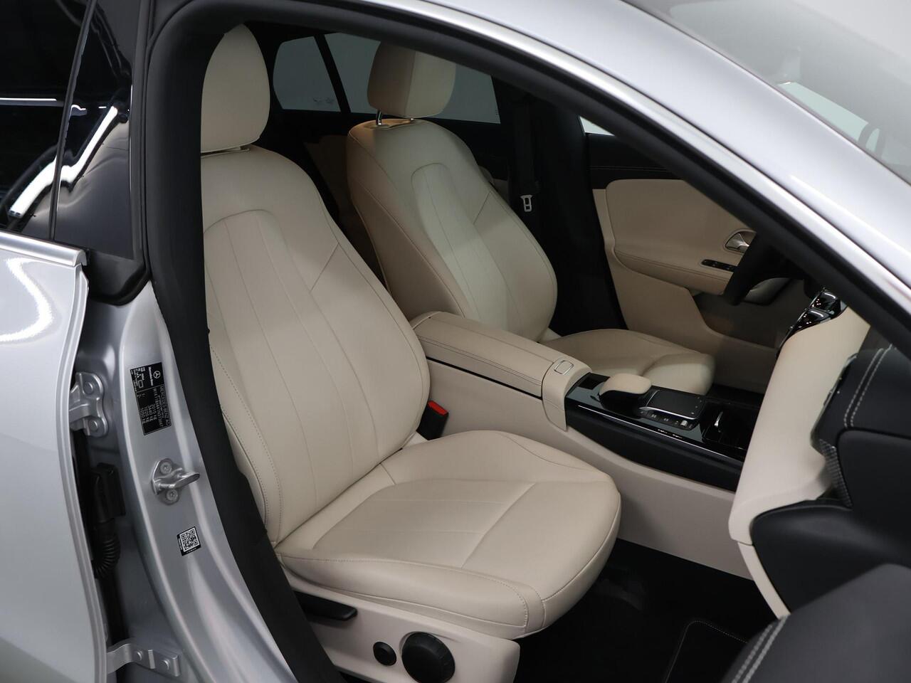 Mercedes-Benz CLA-KLASSE Shooting Brake 180 Luxury Line | Stoelverwarming | Premium Pack | Distronic | Multibeam | Achteruitrijcamera |