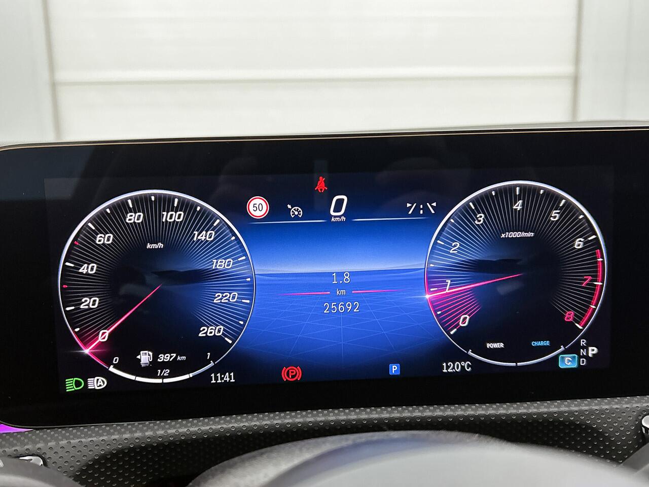 Mercedes-Benz CLA-KLASSE Shooting Brake 180 AMG Nightpakket | Trekhaak | Keyless Go | Sfeerverlichting | Stoelverwarming | Parkeerpakket met Camera | Inclusief 24 maanden Mercedes-Benz Certified garantie voor Europa.