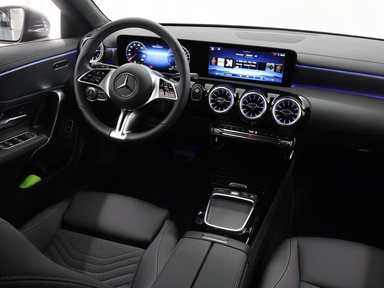 Mercedes-Benz CLA-KLASSE Shooting Brake 250e Star Edition | Easypack - achterklep | Keyless go | Achteruitrijcamera | Stoelverwarming | Sfeerverlichting |