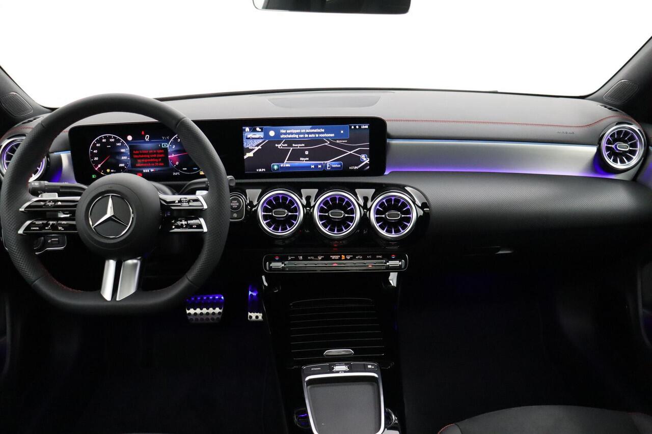Mercedes-Benz CLA-KLASSE 180 AMG Line | Premium Pakket | Night Pakket | Panoramadak | MULTIBEAM LED Koplampen | Dodehoekassistent | Advanced Sound System | Sfeerverlichting |