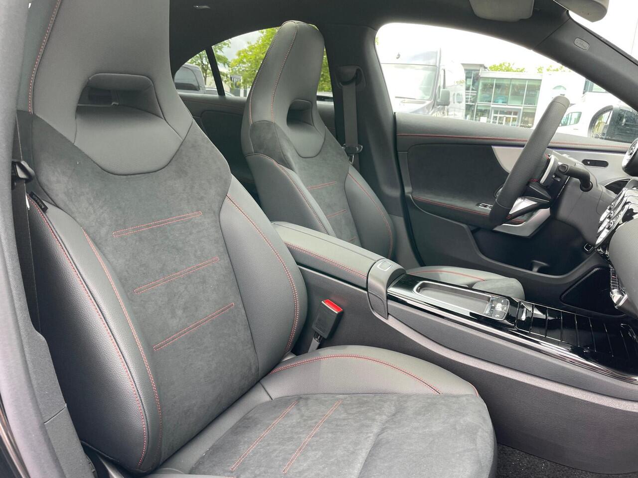 Mercedes-Benz CLA-KLASSE 180 AMG Line | Premium Pakket | Night Pakket | Panoramadak | MULTIBEAM LED koplampen | Dodehoekassistent | Advanced Sound System | Sfeerverlichting | Stoelverwarming |