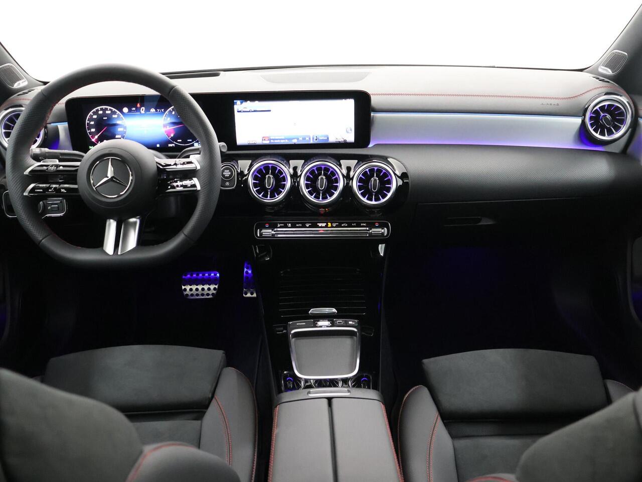 Mercedes-Benz CLA-KLASSE 180 Business Solution AMG | Panoramaschuifdak | Premium Plus-pakket | Winterpakket | Techniek-pakket | Burmester | Trekhaak | Head-up display |