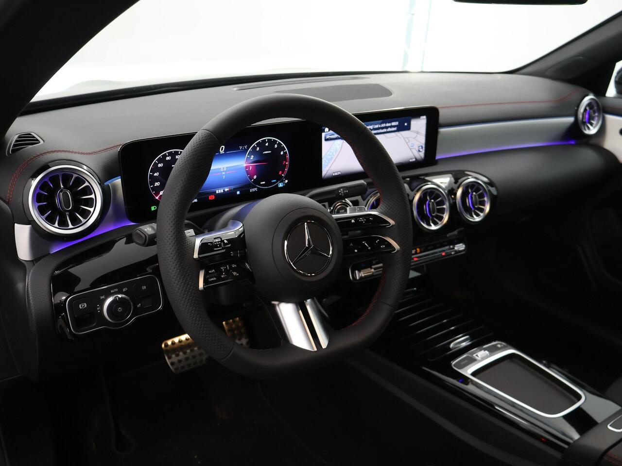Mercedes-Benz CLA-KLASSE Shooting Brake 180 Business Solution AMG | Night Pakket | Panoramadak | 19" multispaaks velgen | 360 graden camera | Elekt. inklapbare trekhaak |