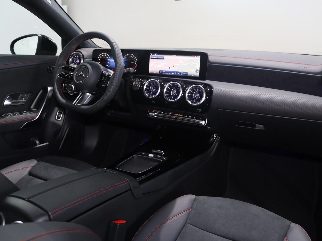 Mercedes-Benz CLA-KLASSE Shooting Brake 250e Business Solution AMG | Panoramaschuifdak | Nightpakket | 19 inch AMG-Velgen