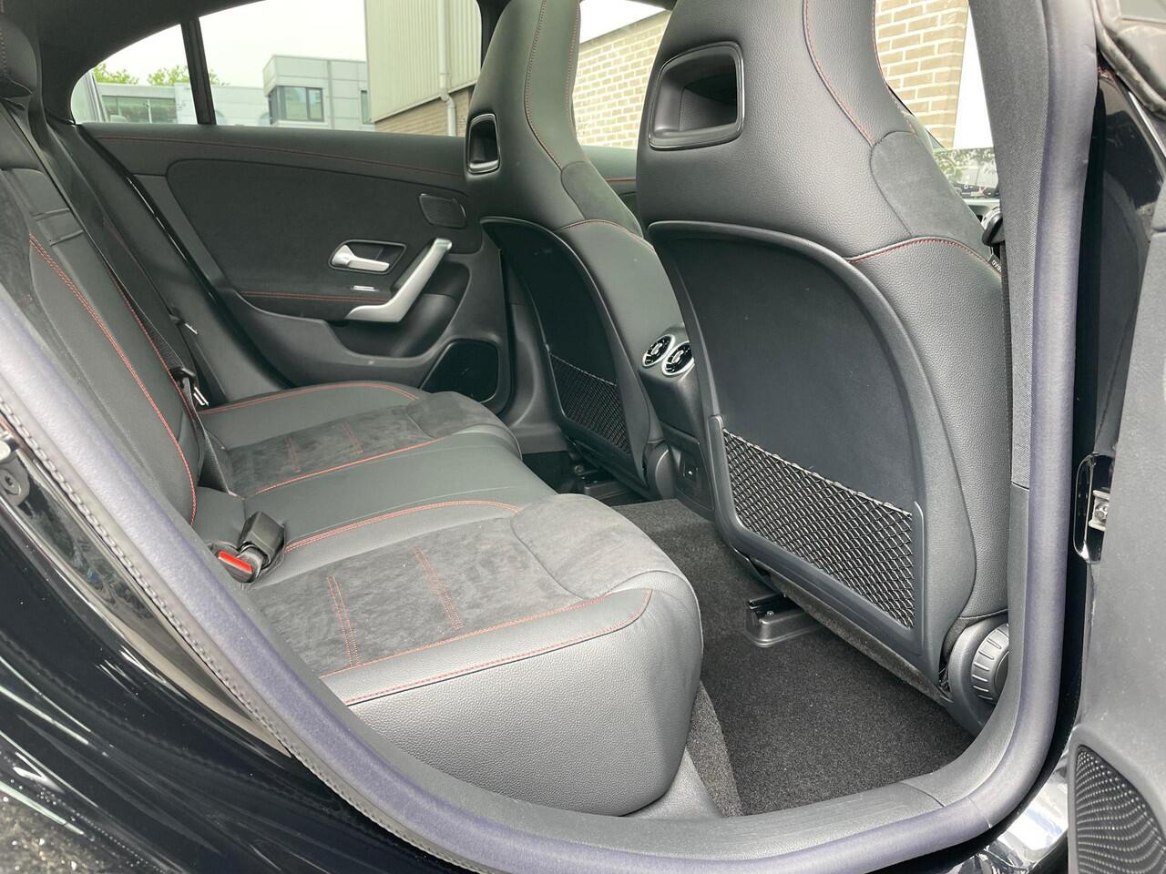 Mercedes-Benz CLA-KLASSE 180 AMG Line | Premium Pakket | Night Pakket | Panoramadak | MULTIBEAM LED koplampen | Dodehoekassistent | Advanced Sound System | Sfeerverlichting | Stoelverwarming |