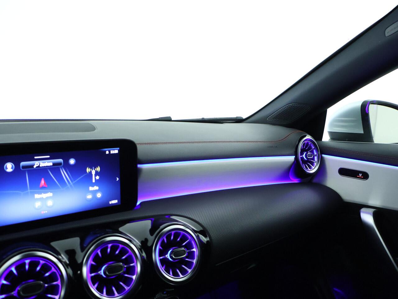 Mercedes-Benz CLA-KLASSE Shooting Brake 180 AMG Sfeerverlichting | AMG Styling | Achteruitrijcamera | KeylessGo | Inclusief 24 maanden MB Certified garantie voor Europa.