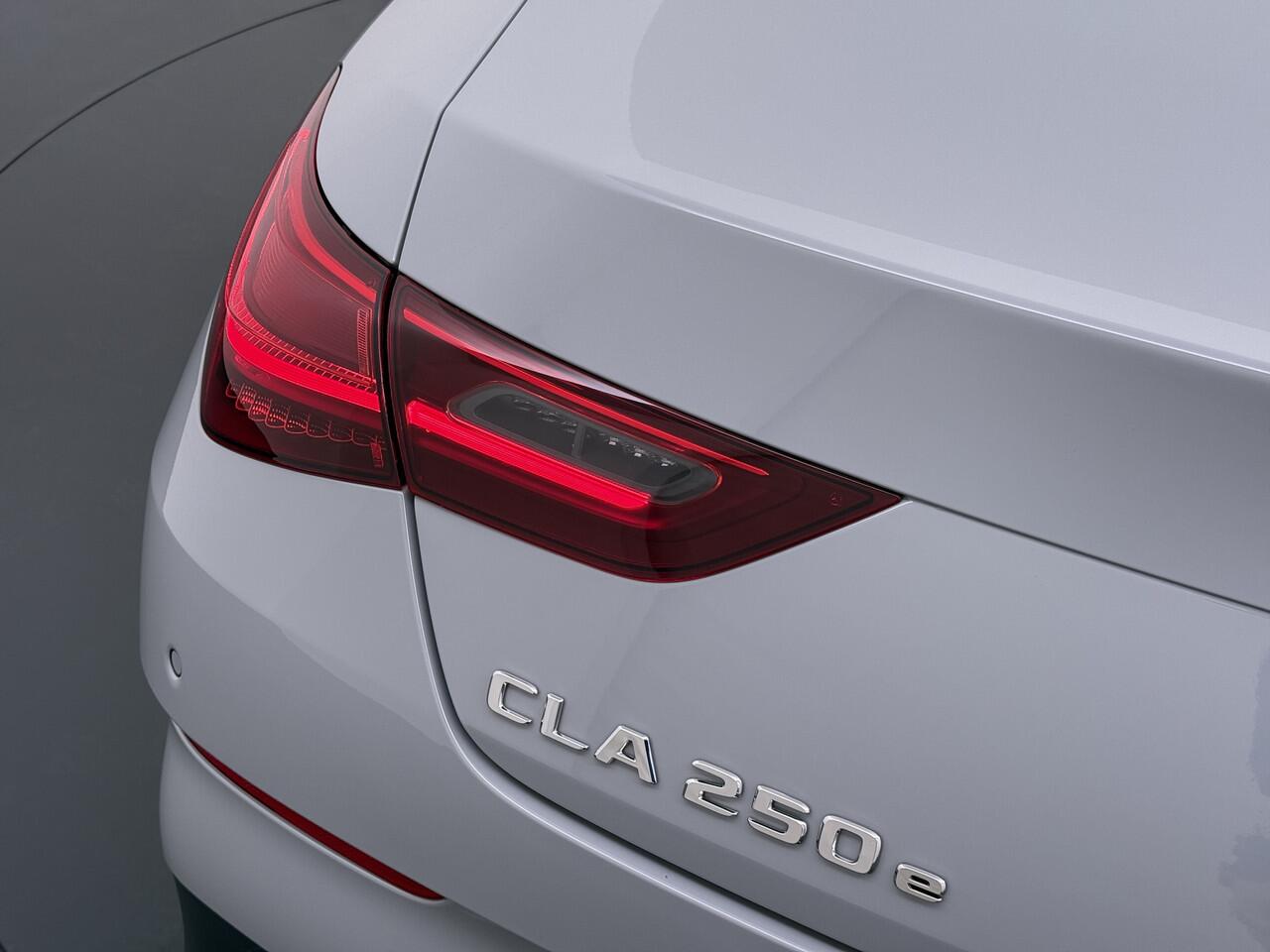 Mercedes-Benz CLA-KLASSE 250 e AMG line | Alpinegrijs Pano HUD Memory 360 Camera