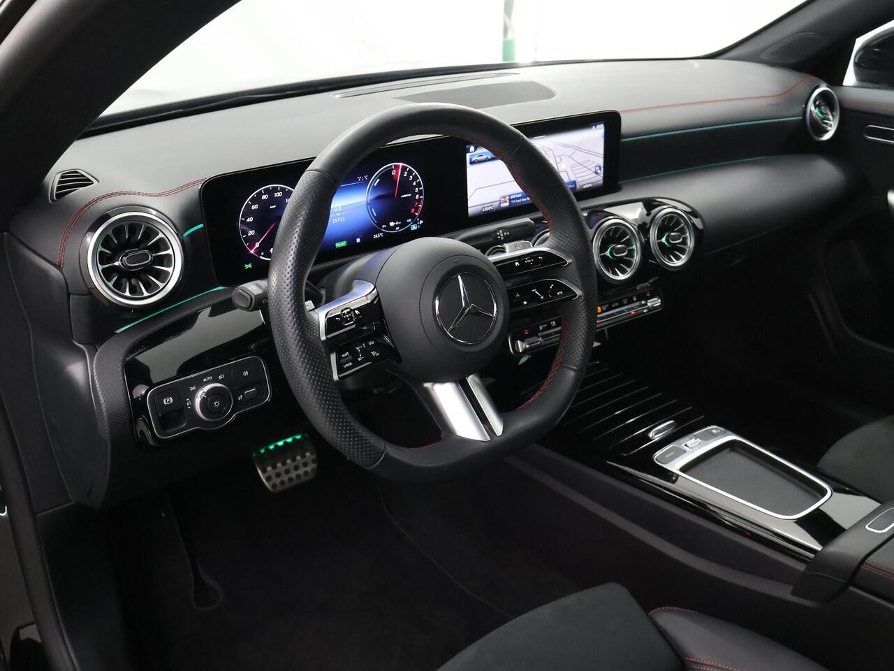 Mercedes-Benz CLA-KLASSE 250 e Star Edition AMG Line | Night | Panoramadak | Sfeerverlichting | Distronic | Stoelverwarming |