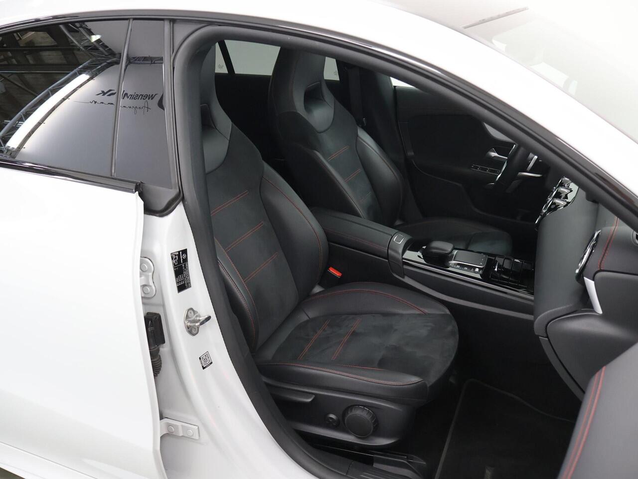 Mercedes-Benz CLA-KLASSE 180 Business Solution AMG | Night | Panoramadak | Multibeam | Stoelverwarming | Sfeerverlichting | Afneembare Trekhaak |