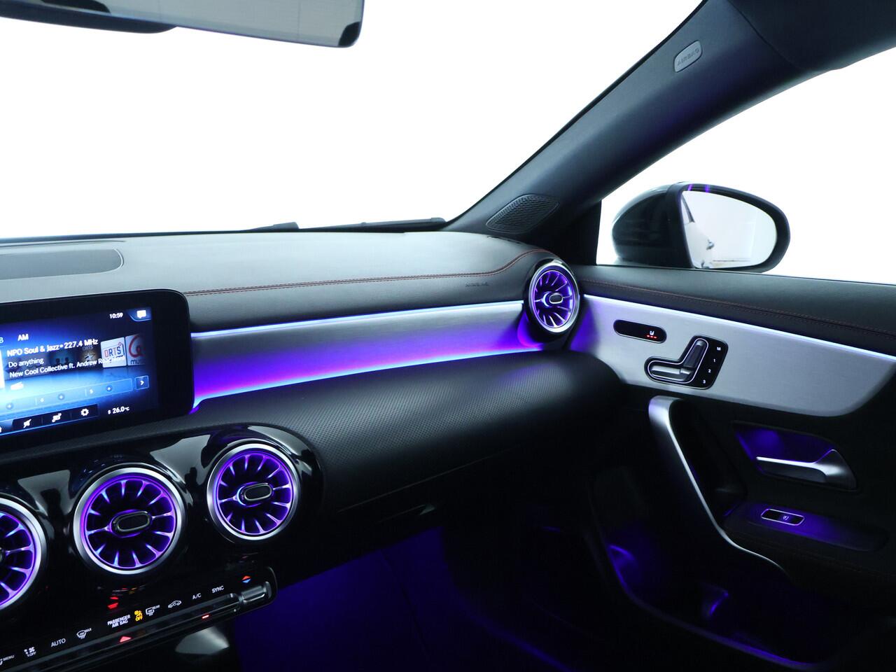 Mercedes-Benz CLA-KLASSE 180 AMG Nightpakket | Panoramadak | Sfeerverlichting | Memory | Keyless Go | Augmented Reality | Inclusief 24 maanden Mercedes-Benz Certified garantie voor Europa