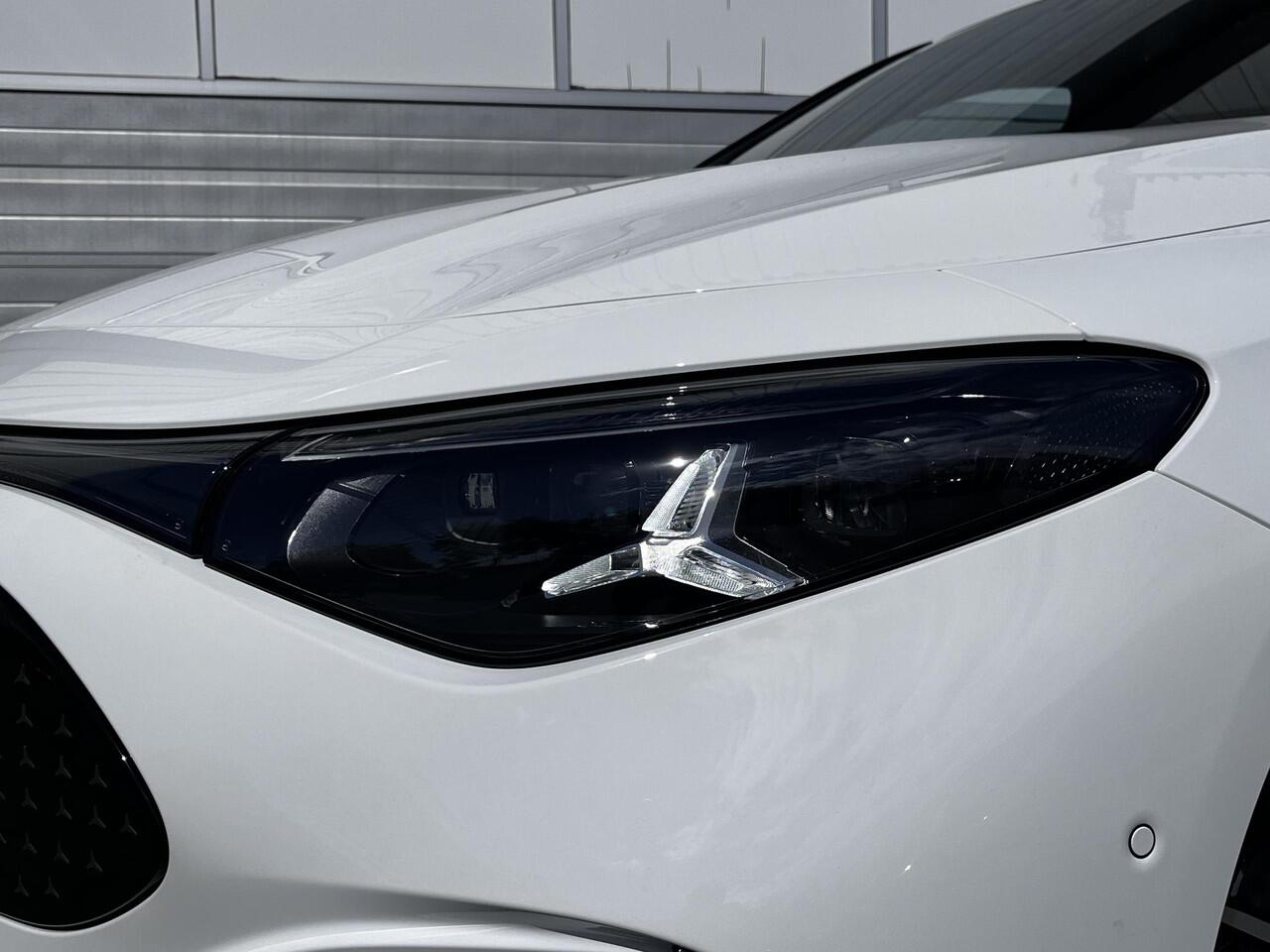 Mercedes-Benz CLA-KLASSE 250+ Launch Edition | AMG Line | Night Pakket | Panoramadak | MULTIBEAM LED Koplampen | DISTRONIC Afstandsassistent | Dodehoekassistent | Elektrisch Verstelbare Stoelen + Memory | Stoelverwarming | Sfeerverlichting