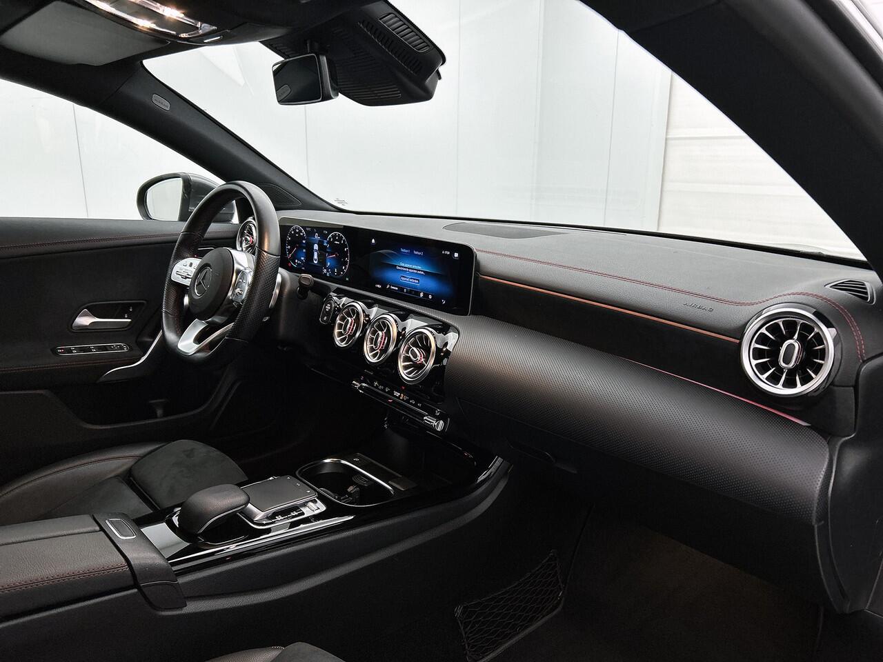 Mercedes-Benz CLA-KLASSE 180 AMG-line | 19 inch multispaaks lmv | Sfeerverlichting | Spiegelpakket Inclusief 24 maanden Mercedes-Benz Certified garantie voor Europa.
