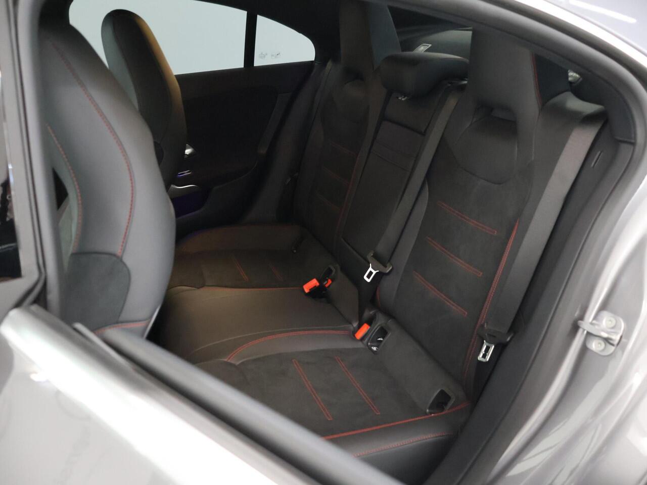 Mercedes-Benz CLA-KLASSE 180 Business Solution AMG | Panoramadak | Burmester | Rijassistentiepakket | Trekhaak | Techniek pakket | Sfeerverlichting | Stoel/stuurverwarming |