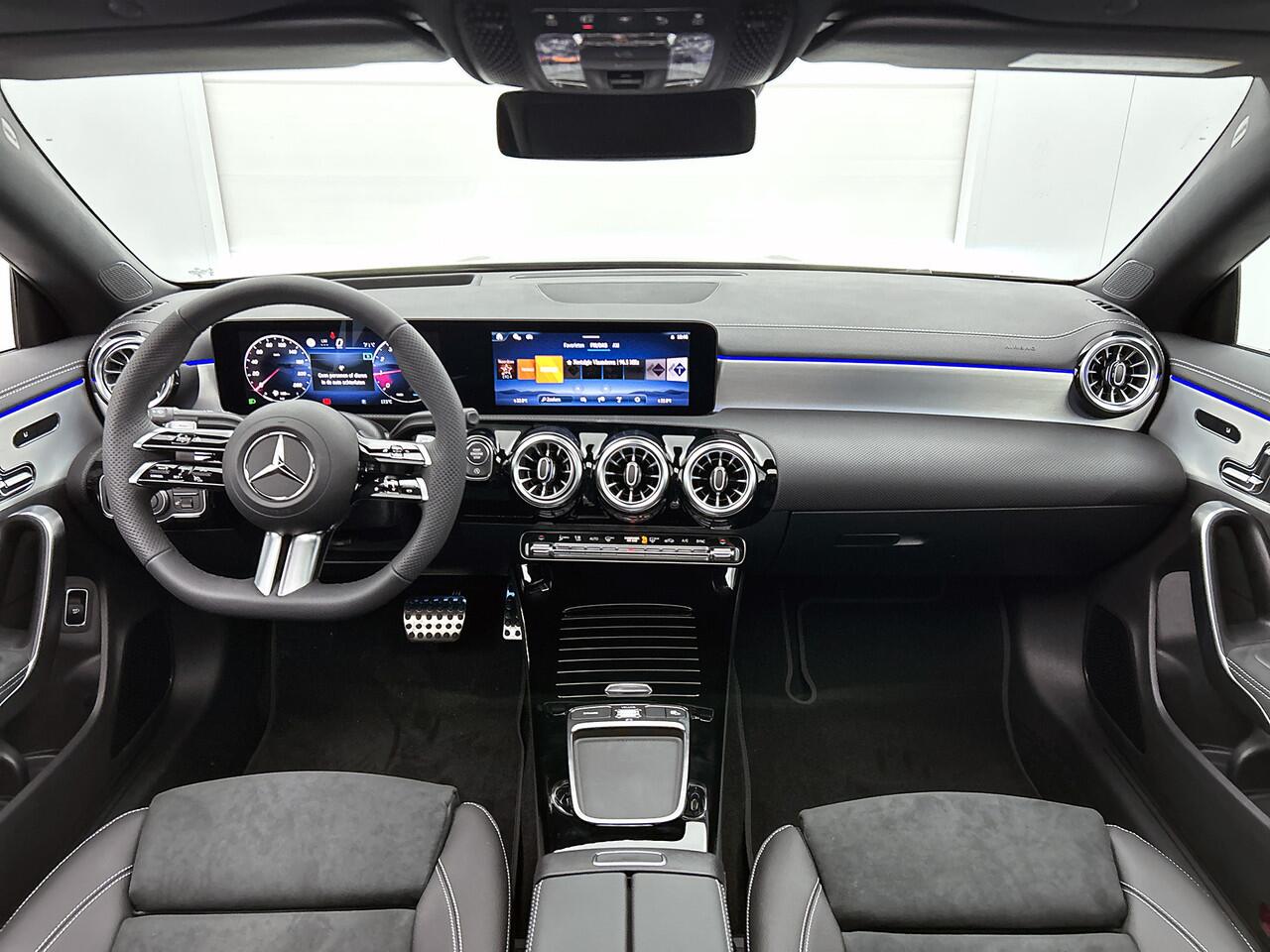 Mercedes-Benz CLA-KLASSE 180 Business Solution AMG | AMG Line Plus pakket | Smartphone integratie | Panoramaschuifdak | 360° camera | Advanced sound system | Head-up display | 19 inch AMG velgen |