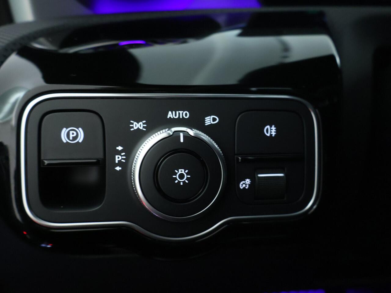 Mercedes-Benz CLA-KLASSE Shooting Brake 180 LIMITED Edition AMG Line | Trekhaak | Nightpakket | Parkeerpakket met achteruitrijcamera | Verwarmde stoelen vooraan | Antidiefstalpakket GUARD 360° Plus | EASY PACK achterklep | KEYLESS-GO |