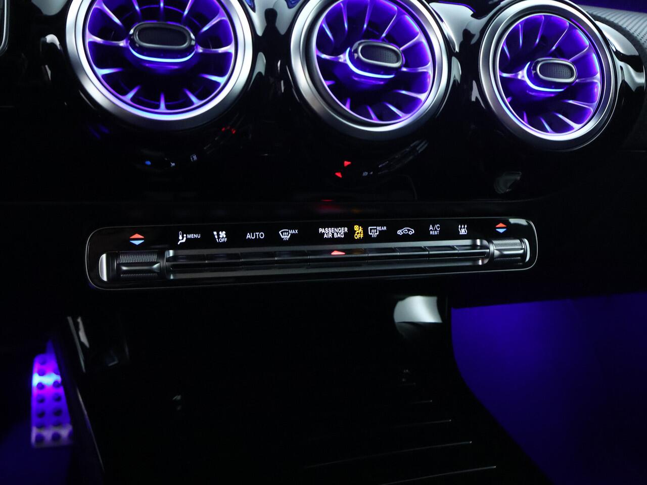 Mercedes-Benz CLA-KLASSE 250 e Star Edition AMG Line | Keyless GO | Sfeerverlichting | Dode Hoek Ass | Stoelverwarming | Parkeerpakket met Camera | Car Play | Inclusief 24 maanden Mercedes-Benz Certified garantie voor Europa.