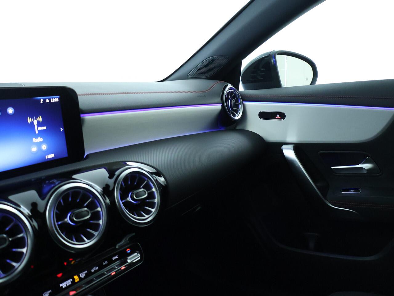 Mercedes-Benz CLA-KLASSE Shooting Brake 180 AMG Line LIMITED | Nightpakket | Parkeerpakket met achteruitrijcamera | KEYLESS GO | Dodehoekassistent | USB pakket plus | EASY PACK achterklep | MULTIBEAM LED | Verwarmde stoelen vooraan |