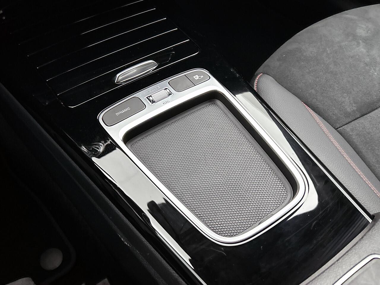 Mercedes-Benz CLA-KLASSE Shooting Brake 250 e AMG Plug-In Hybride AMG Line | Night Pakket | Trekhaak | Sfeerverlichting | Ledkoplampen | Achteruitrijcamera | KeyLess-Go. Inclusief 24 maanden MB Certified garantie voor Europa.