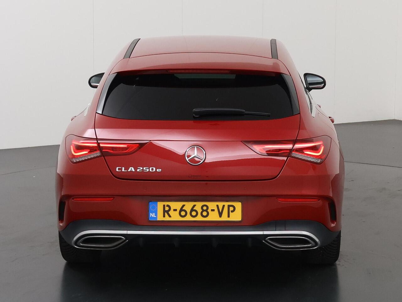 Mercedes-Benz CLA-KLASSE Shooting Brake 250 e AMG | Burmester 3D | Rij assistentie pakket | Easy Pack achterklep | Donker getint glas | Sfeerverlichting | Apple Carplay
