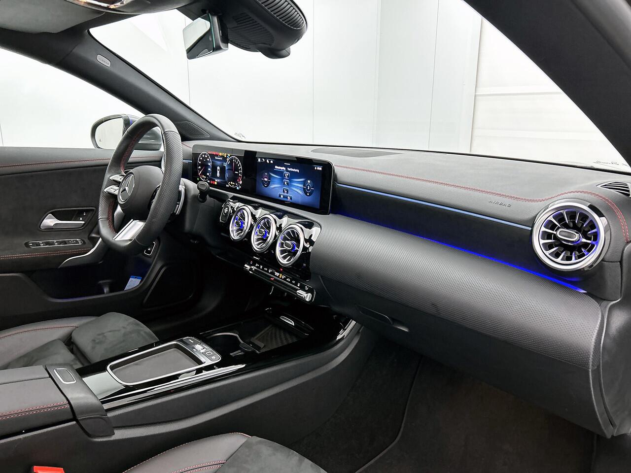 Mercedes-Benz CLA-KLASSE Shooting Brake 250 e AMG Plug-In Hybride | AMG Line | Panoramadak | Trekhaak | Sfeerverlichting | Dodehoek Assist | Stuur en Stoelverwaming. Inclusief 24 maanden MB Certified garantie voor Europa.