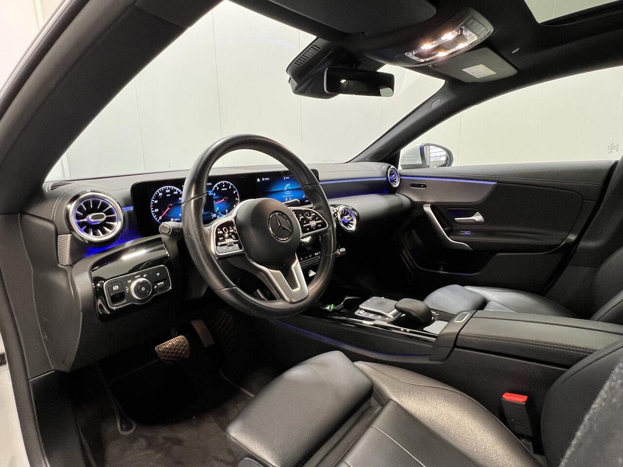 Mercedes-Benz CLA-KLASSE Shooting Brake 200 Business Solution Luxury | Navigatie | LM Velgen 17" | Elektrisch Glazen Panoramadak | Voorstoelen Verwarmd | Cruise Control | Airco |