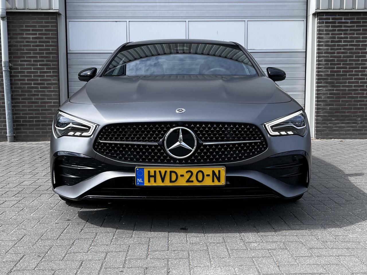 Mercedes-Benz CLA-KLASSE 180 Star Edition AMG | Matgrijs | Panoramadak | Night Pakket | Burmester Surround Sound | Dodehoekassistent | Apple CarPlay | Android Auto | Sfeerverlichting | Stoelverwarming | Achteruitrijcamera | Elektrisch Inklapbare Buitenspiegels