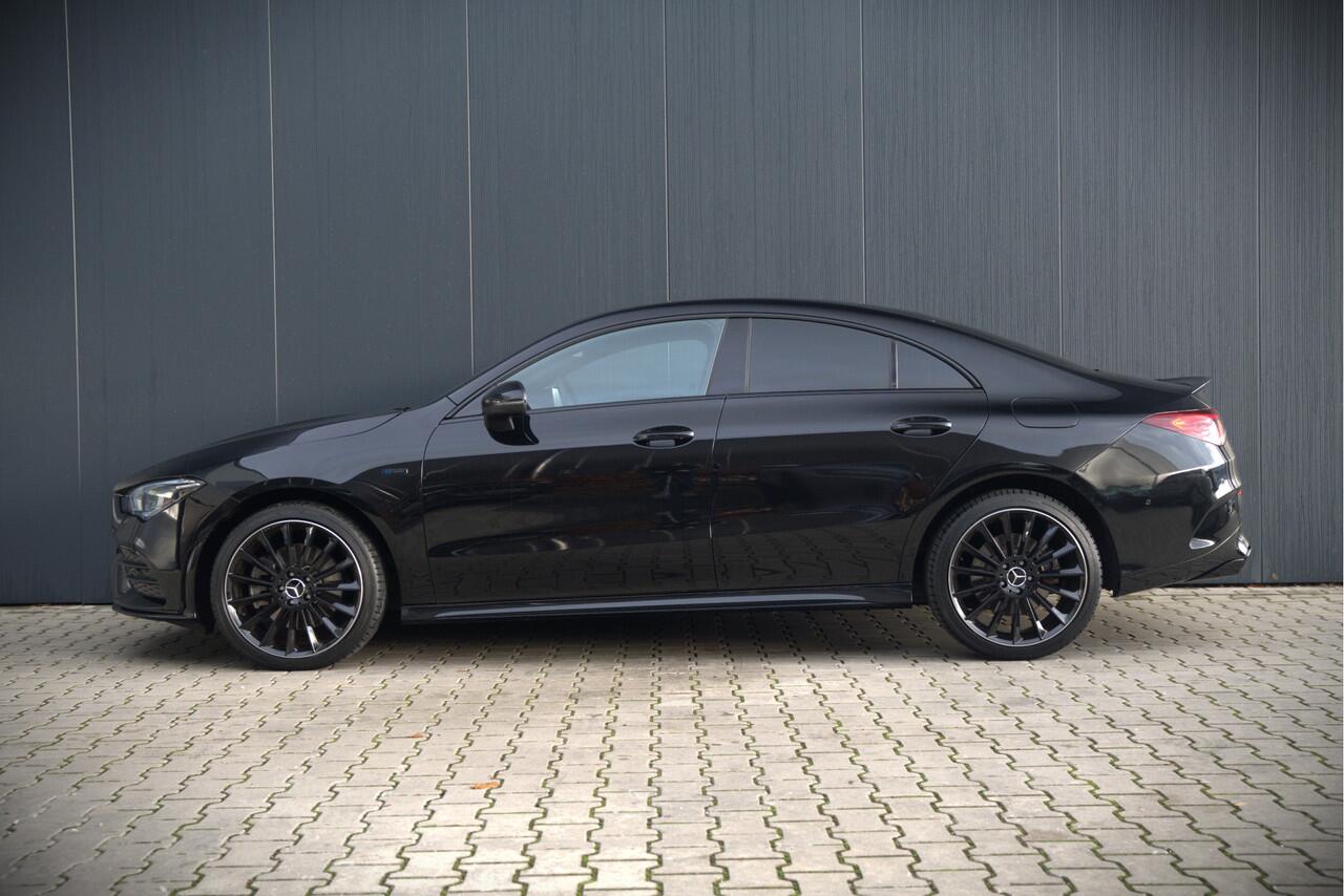 Mercedes-Benz CLA-KLASSE 250 e Premium Plus | AMG Line | CLA45 Styling | Stoelverwarming | Keyless | Adaptive Cruise Control | Ambiance verlichting | Camera | Parkeersensoren |