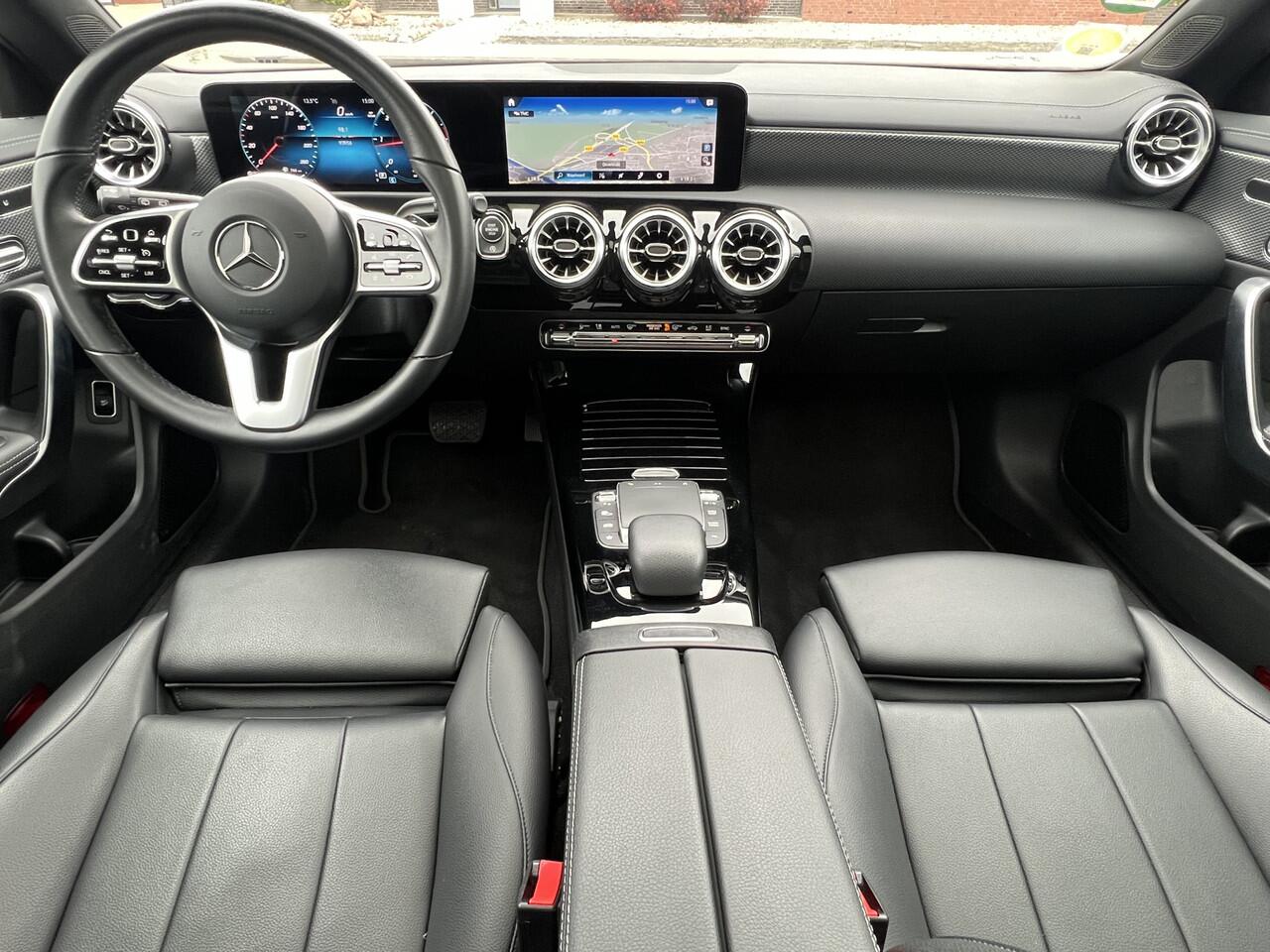 Mercedes-Benz CLA-KLASSE Shooting Brake 180 D 2.0 Automaat Business Solution Luxury Navigatie Trekhaak Panoramadak Elek. Stoelen Leer Stoelverwarming DAB Keyless Getint Glas NL Auto BTW