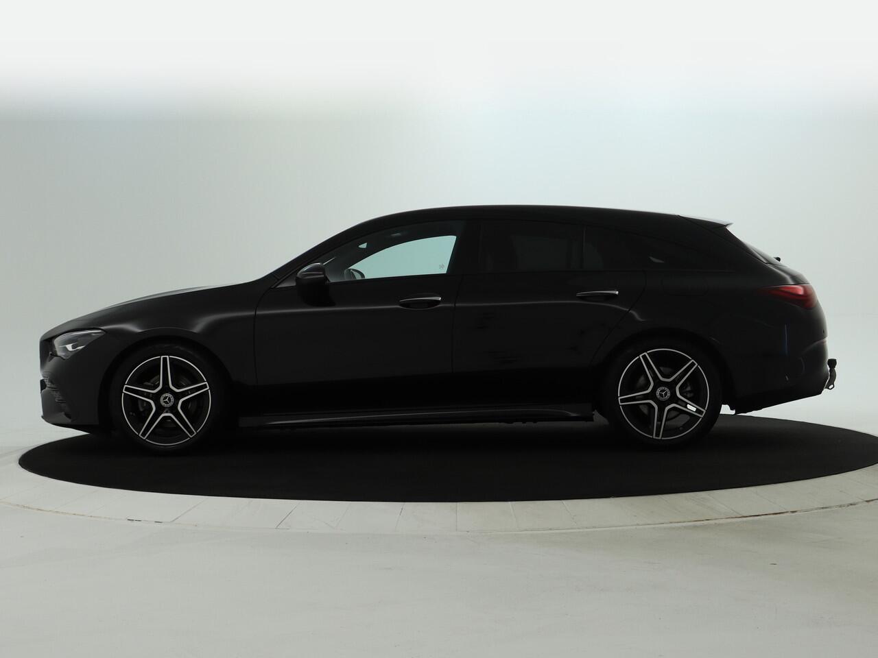 Mercedes-Benz CLA-KLASSE Shooting Brake 180 AMG Nightpakket | Trekhaak | Keyless Go | Sfeerverlichting | Stoelverwarming | Parkeerpakket met Camera | Inclusief 24 maanden Mercedes-Benz Certified garantie voor Europa.