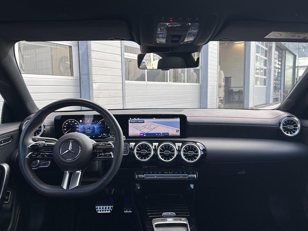 Mercedes-Benz CLA-KLASSE 250 e Star Edition AMG | Panoramadak | Apple CarPlay | Android Auto | Sfeerverlichting | Stoelverwarming | Parkeersensoren | Achteruitrijcamera | Elektrisch Inklapbare Buitenspiegels