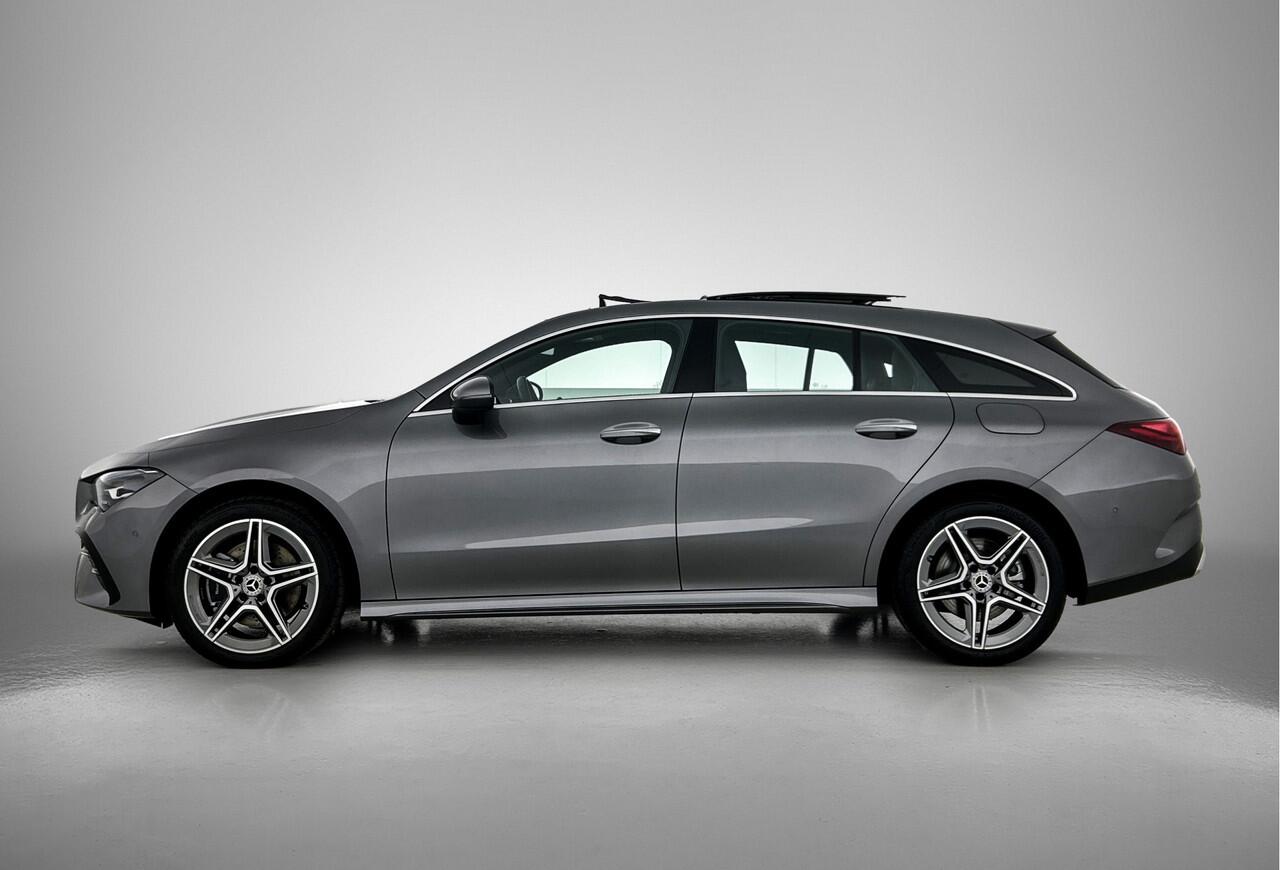 Mercedes-Benz CLA-KLASSE Shooting Brake 250 e AMG Plug-In Hybride | AMG Line | Panoramadak | Trekhaak | Sfeerverlichting | Dodehoek Assist | Stuur en Stoelverwaming. Inclusief 24 maanden MB Certified garantie voor Europa.