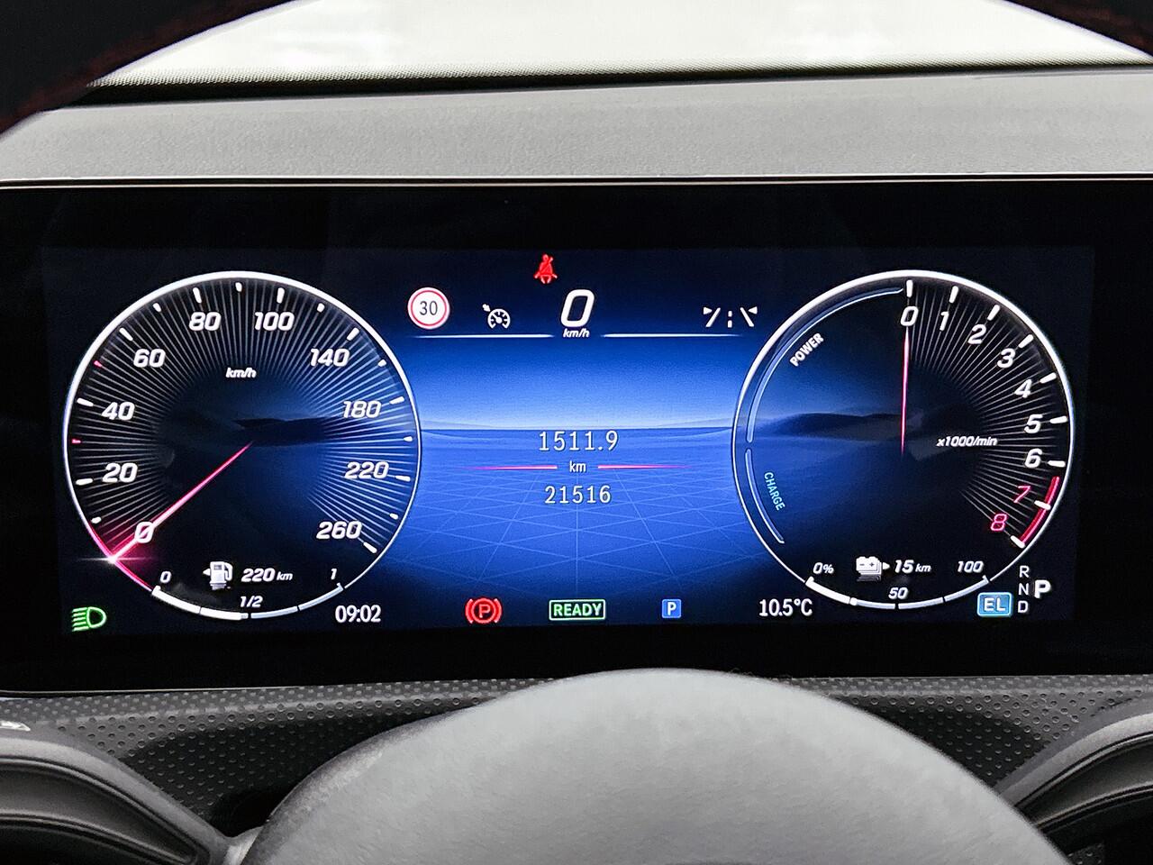 Mercedes-Benz CLA-KLASSE Shooting Brake 250 e AMG Plug-In Hybride | AMG Line | Panoramadak | Trekhaak | Sfeerverlichting | Dodehoek Assist | Stuur en Stoelverwaming. Inclusief 24 maanden MB Certified garantie voor Europa.