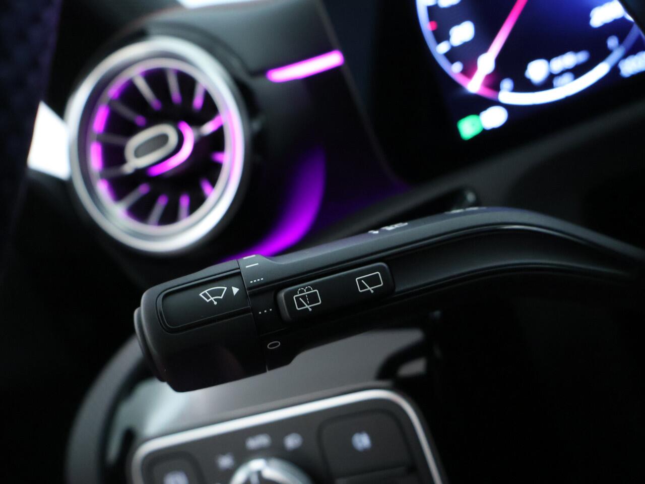 Mercedes-Benz CLA-KLASSE Shooting Brake 180 AMG Nightpakket | Trekhaak | Keyless Go | Sfeerverlichting | Stoelverwarming | Parkeerpakket met Camera | Inclusief 24 maanden Mercedes-Benz Certified garantie voor Europa.