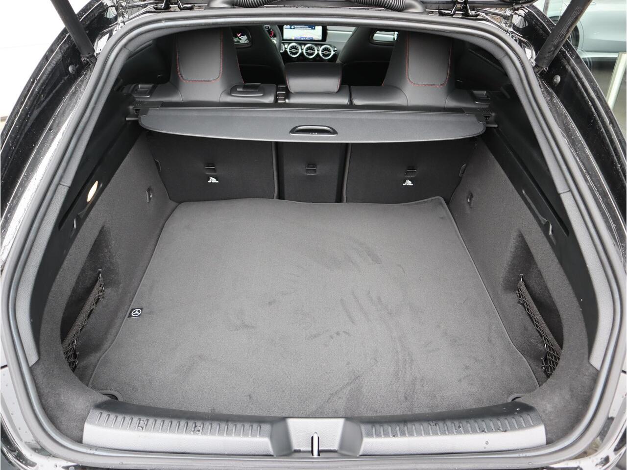 Mercedes-Benz CLA-KLASSE Shooting Brake 180 Business Solution AMG | Panoramadak | Dodehoekassistent | Memory Seats | HUD | Burmester | LED | 360 camera | Automaat