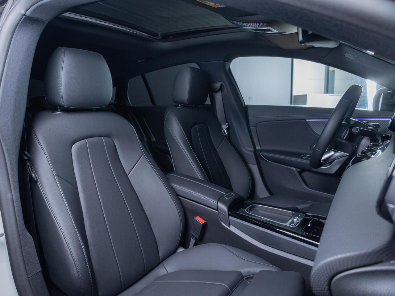 Mercedes-Benz CLA-KLASSE Shooting Brake 200 Luxury Line Panorama dak