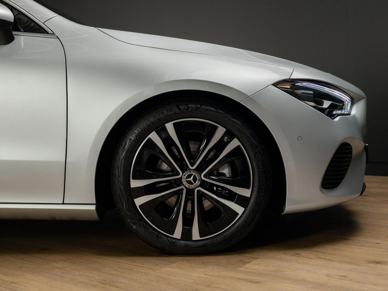 Mercedes-Benz CLA-KLASSE Shooting Brake 200 Luxury Line Panorama dak | Trekhaak