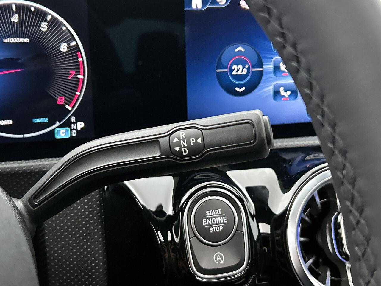 Mercedes-Benz CLA-KLASSE 180 Business Solution AMG | AMG Line Plus pakket | Smartphone integratie | Panoramaschuifdak | 360° camera | Advanced sound system | Head-up display | 19 inch AMG velgen |