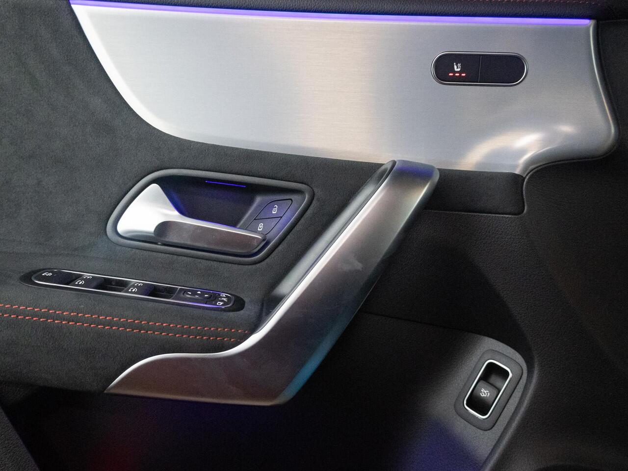 Mercedes-Benz CLA-KLASSE Coupé 180 AMG Line Premium | Panorama dak