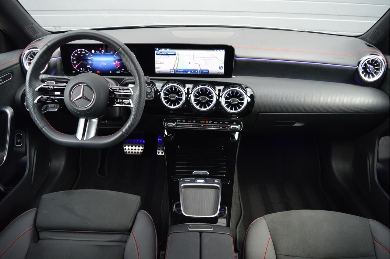 Mercedes-Benz CLA-KLASSE 200 AMG Line | PANO | SFEERVERLICHTING | CAMERA | KEYLESS |