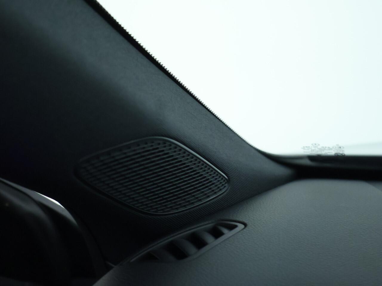 Mercedes-Benz CLA-KLASSE 250 e Star Edition | AMG Line | Night Pakket | Panoramadak | Led koplampen . Inclusief 24 maanden MB Certified garantie voor Europa.