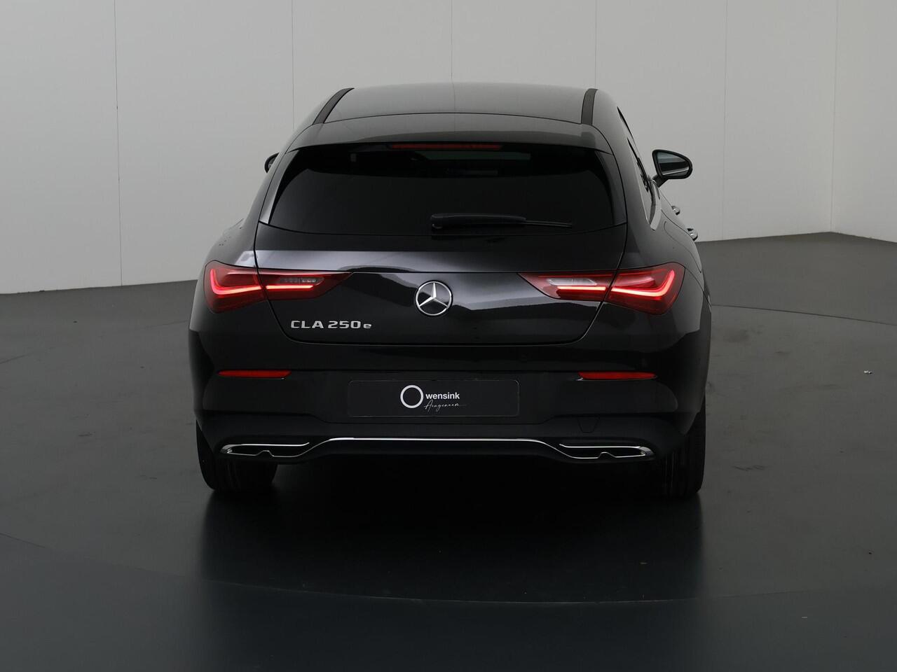 Mercedes-Benz CLA-KLASSE 180 Shooting Brake Star Edition Luxury Line | Panoramadak | Donkergetint glas | Parkeerassistent PARKTRONIC | Sfeerverlichting |