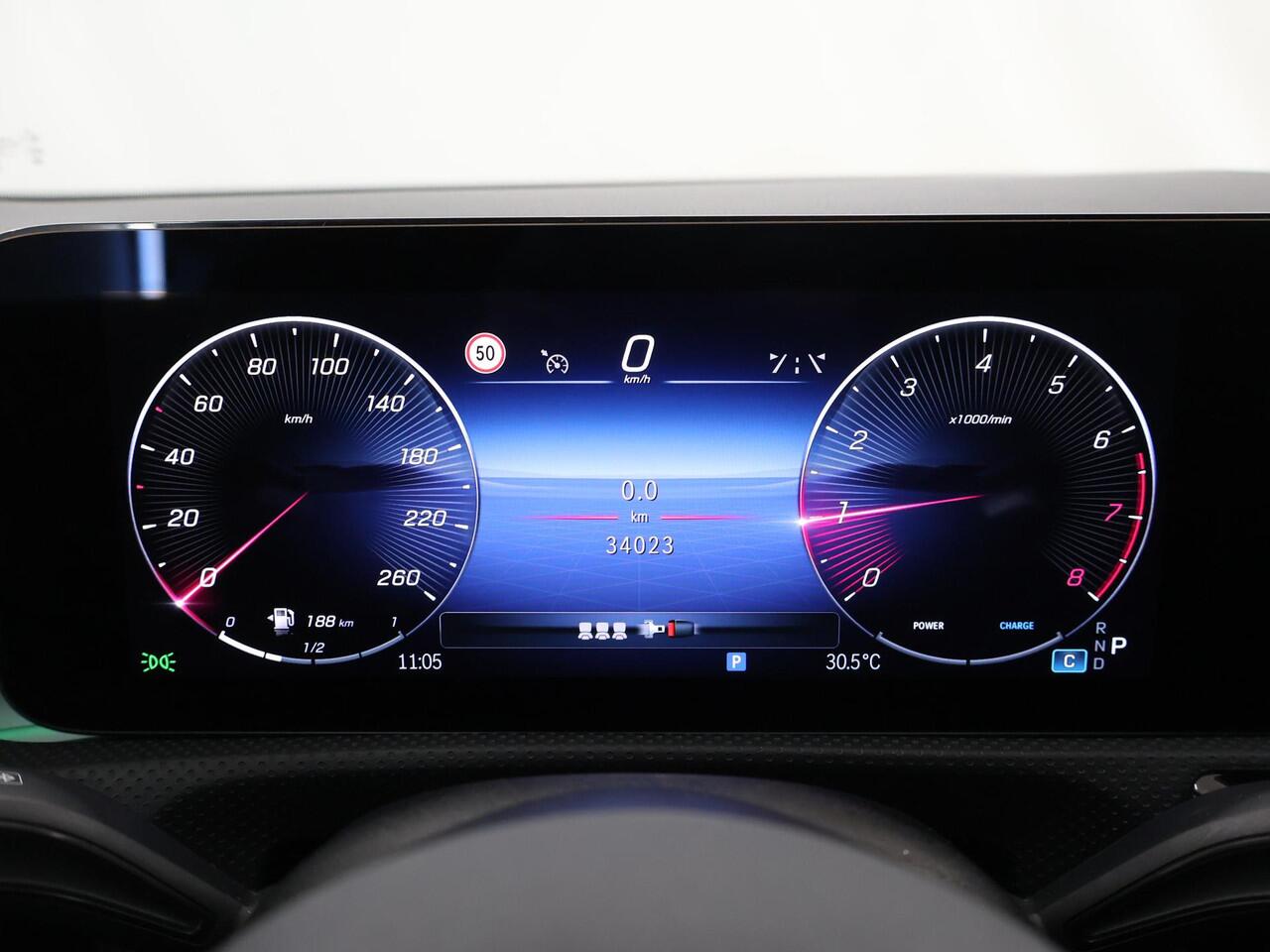 Mercedes-Benz CLA-KLASSE 180 AMG Line | Panoramadak| Night | Parkeercamera | 19" lichtmetalen velgen | Stoelverwarming | Keyless Go |