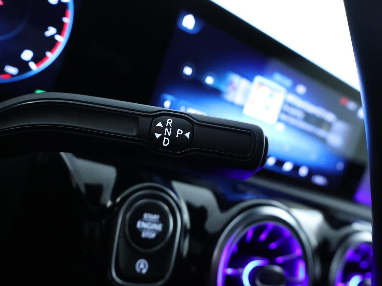 Mercedes-Benz CLA-KLASSE 180 AMG Nightpakket | Panoramadak | Sfeerverlichting | Memory | Keyless Go | Augmented Reality | Inclusief 24 maanden Mercedes-Benz Certified garantie voor Europa