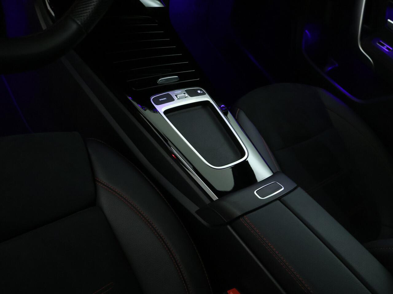 Mercedes-Benz CLA-KLASSE Shooting Brake 180 AMG Sfeerverlichting | AMG Styling | Achteruitrijcamera | KeylessGo | Inclusief 24 maanden MB Certified garantie voor Europa.